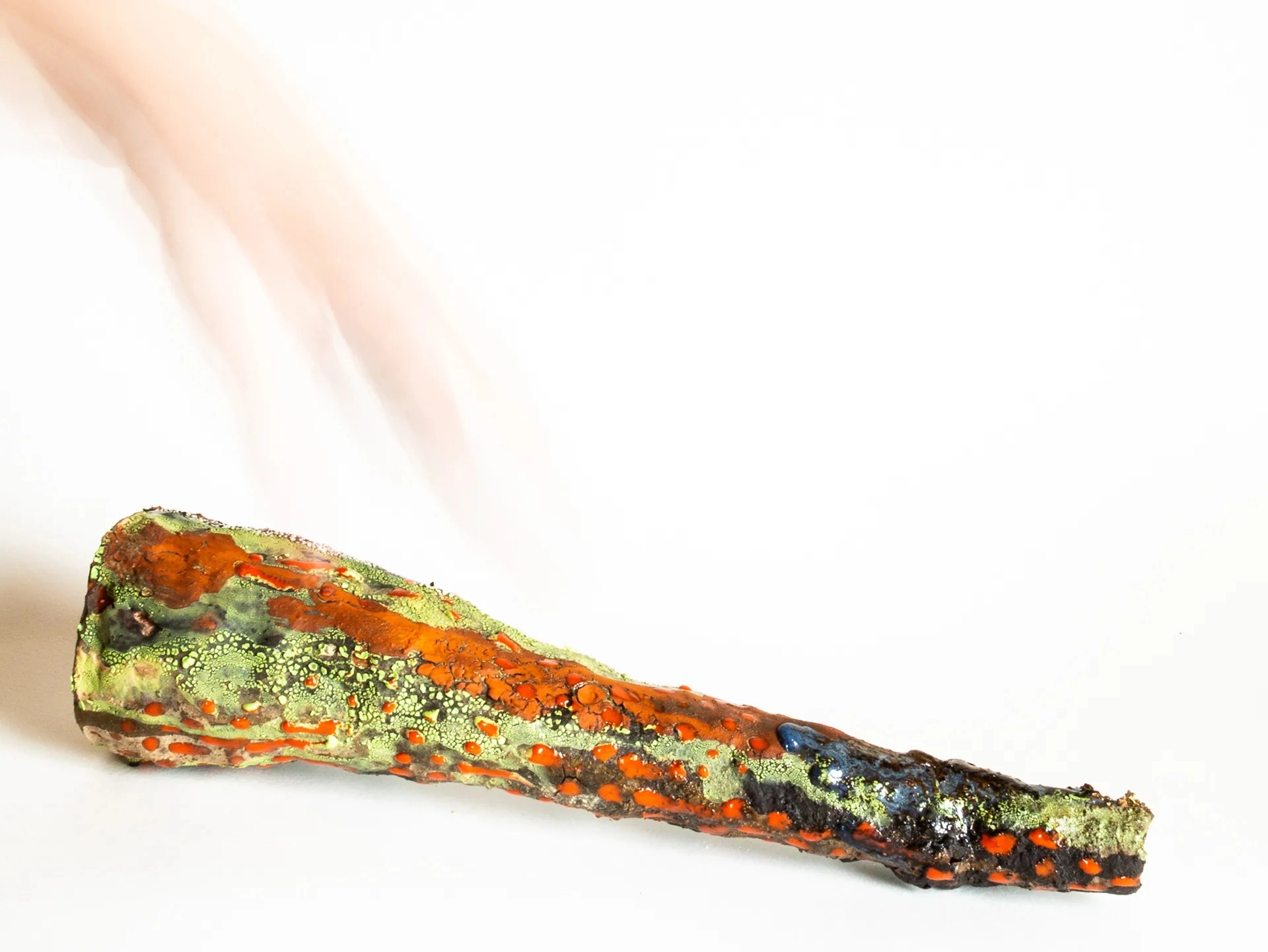 Main d'Aurélie Challes tenant une pièce céramique en mouvement